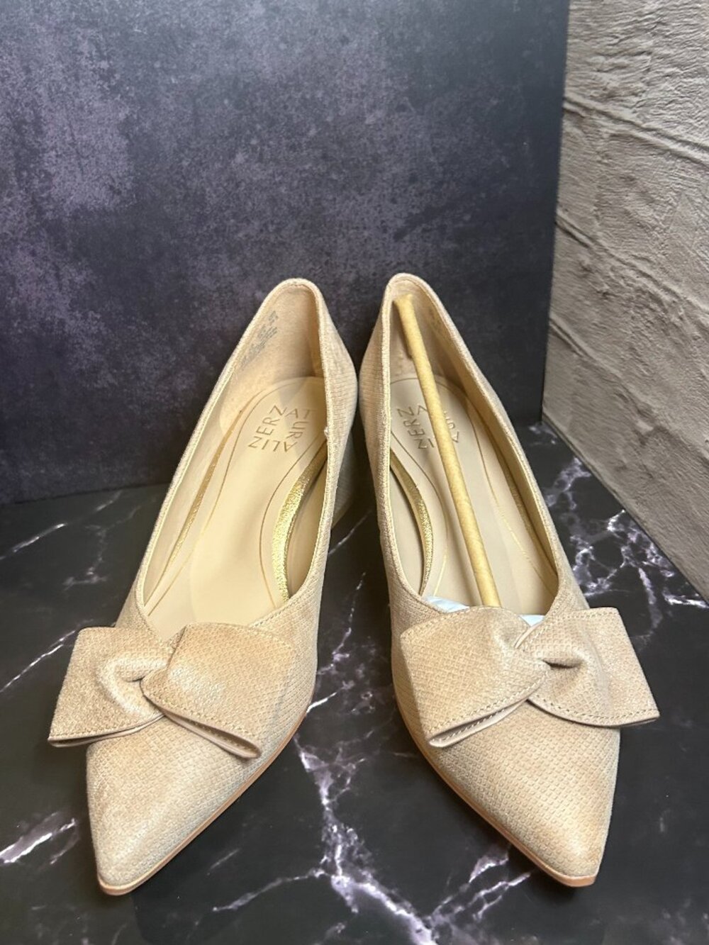 NATURALIZER MAVIS GLOSSY SUEDE BOW PUMPS (8)
